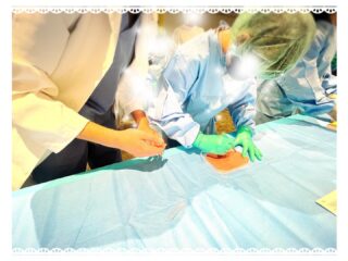 昨日、相模原協同病院健康まつり2025職業体験 外科医コース👨⚕️に子供と参加させていただきました。協同病院に初めて直接伺ったのですが、新しくてとても綺麗な病院でした🏥実際に、手術室にて手洗い→手袋→ガウンを無菌操作で着る方法をご指導いただき、うちの子1番の憧れの「メス!」も体験させていただきました。腹腔鏡体験やハーモニックなども触らせていただき、とてもとても感動の体験をさせていただきました。最後に修了証もいただき、大大満足の1日でした。貴重な体験をありがとうございました😊✨✨@sagamihara_kyodobyoin