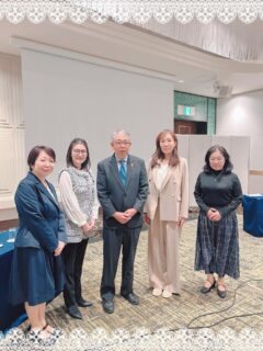 🌸いやはや…慣れてないパネルディスカッション緊張してまったくうまく喋れませんでした🥺とほほ診察室だったら自分のペースで喋れるのにー‼️😱（たくさん喋りたいことがありすぎて「早口」と口コミ低評価もらいがち😭悲しすぎる）何とかいい塩梅にならないものか？！本日は大変良い経験をさせて頂きました🙇‍♀️ありがとうございました。精進いたします。ニキビ治療、私、大好きです。お待ちしております😉私の学生時代には保険でこんなに良い薬がなかったから…頬に瘢痕が残って苦労してるから…今の子供たちにはニキビ跡を作らないであげたい‼️（と、思いつつ息子に薬を塗っています）（結果とっても順調です）跡になる前にぜひぜひご相談ください😃小学生、中学生のみなさん勇気を持って一度相談して欲しいです。お母さんお子さんの前髪、ちょっと持ち上げて見てみて子供は髪の毛で隠しがちだから隠せば隠すほど悪くなっちゃうからなかなかね親の言うこと聞いてくれなくて毎日大変だけれども最近は良い薬あるんでぜひ知って欲しいです✨あー緊張ごとが終わってホッとしました。明日も診療頑張ります🔥